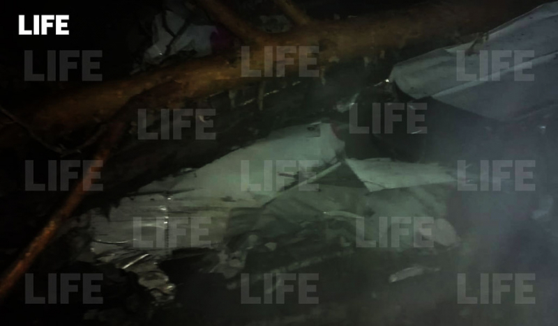 Трёх человек достали живыми из-под обломков разбившегося в Иркутской области L-410
