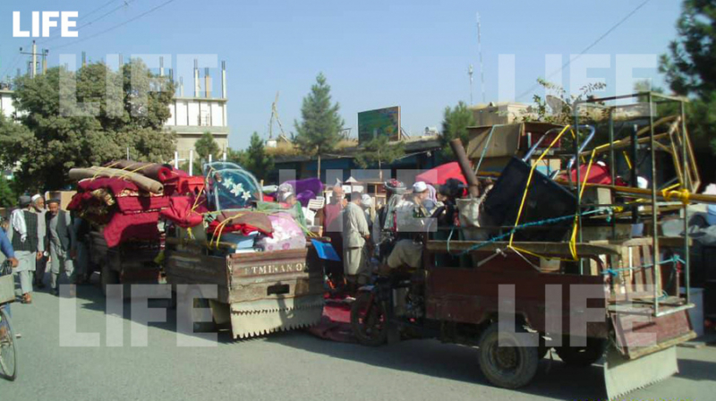 В Афганистане оставшиеся без крова люди распродают свои вещи, чтобы купить еду