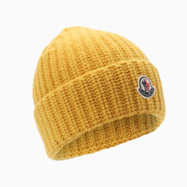 Яркая шапка бини — обязательная покупка для осенне-зимнего гардероба