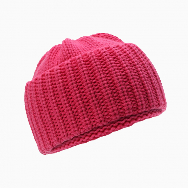 Яркая шапка бини — обязательная покупка для осенне-зимнего гардероба