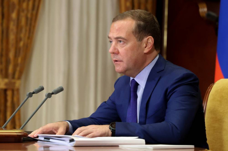 Медведев рассказал о "сальто-мортале" Зеленского и назвал его вывернутым наизнанку