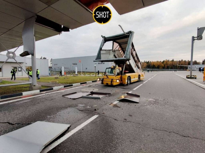 Пассажирский трап въехал в здание терминала аэропорта "Шереметьево"