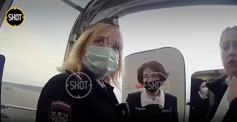 Покусавшая стюардессу пассажирка рейса Анапа — Москва обвинила полицейских в вымогательстве