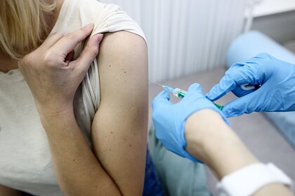 В России разрешили вакцинировать кормящих матерей