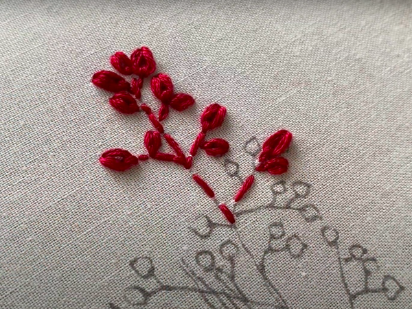 Вышивка красных цветов