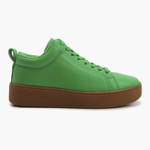 Зеленые кроссовки, как у Вероники Хейлбрюннер, выручат вас в любой ситуации этой осенью