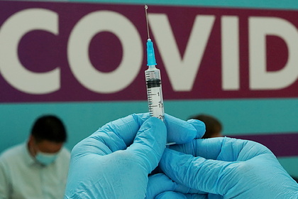 Иммунолог назвал продолжительность защиты прививки от COVID-19 у молодых людей
