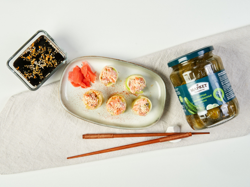 Суши из цукини с лососем и укропным соусом