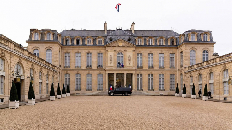 Во Франции расследуют дело об изнасиловании женщины-солдата в Елисейском дворце