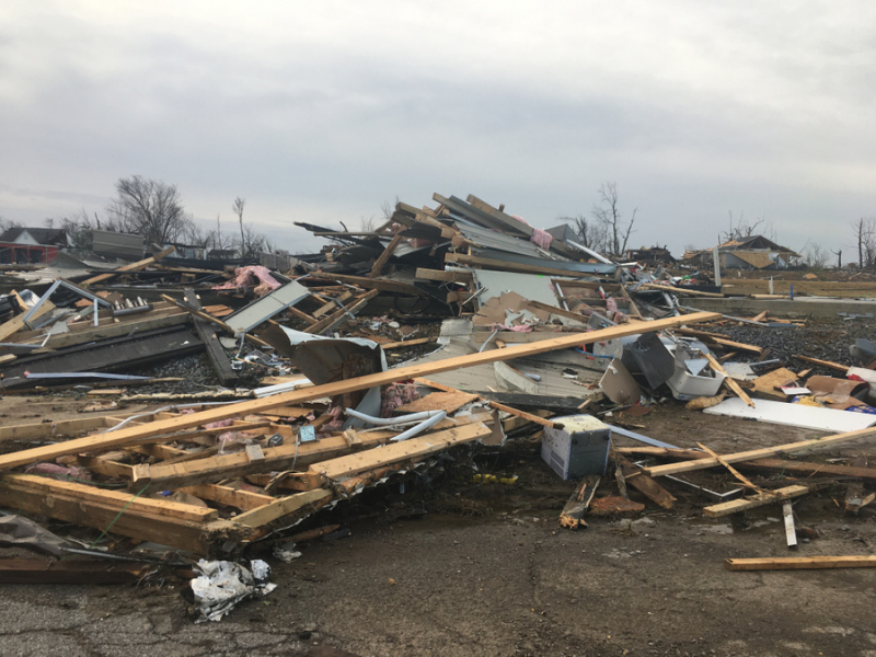 Минимум 70 человек стали жертвами разрушительного торнадо в Кентукки