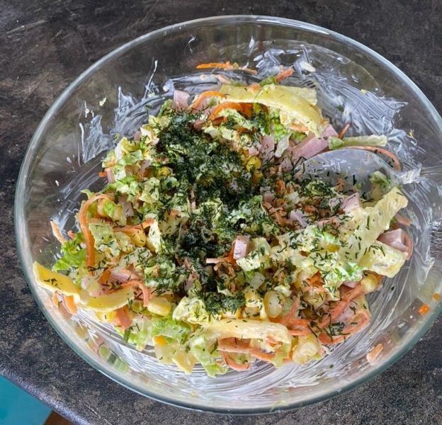 Новогодний салат с ветчиной и корейской морковью
