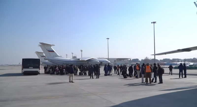 Российские военные самолёты приземлились в Подмосковье с эвакуированными из Кабула