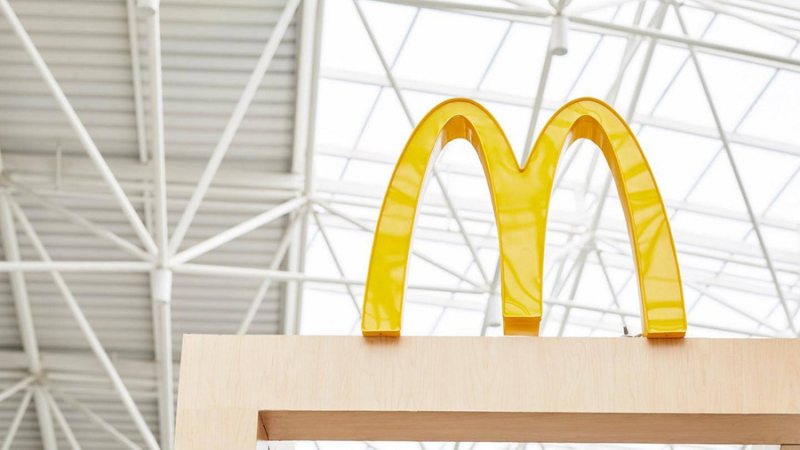 Уволенному за роман с коллегой экс-главе McDonald's пришлось вернуть $105 млн