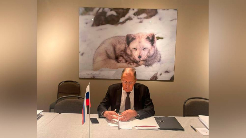 Захарова показала "символичное" фото Лаврова с саммита ОБСЕ и восхитила пользователей