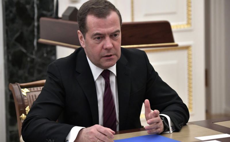 "Войны никто не ищет": Медведев не увидел альтернативы мирным переговорам по безопасности