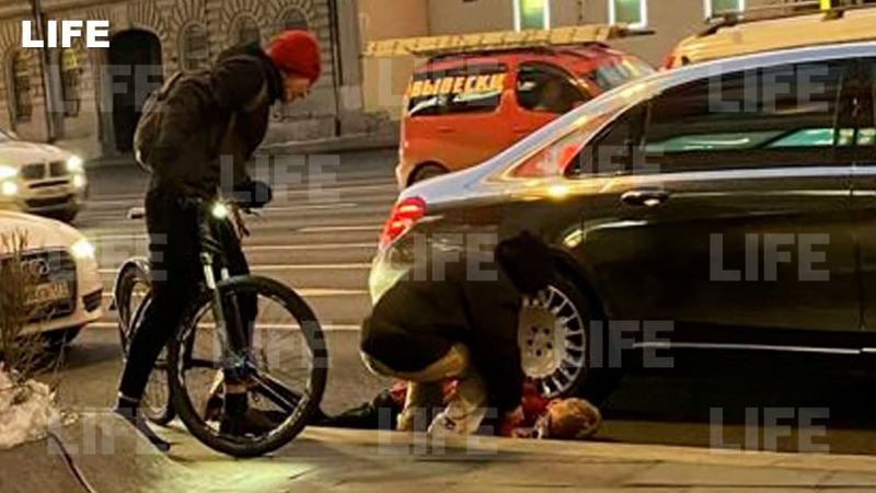 Попал под колёса велосипедиста: Лайф публикует видео с места ДТП с Даней Милохиным