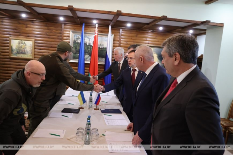 Пожали руки: В Белоруссии начался второй раунд переговоров России и Украины