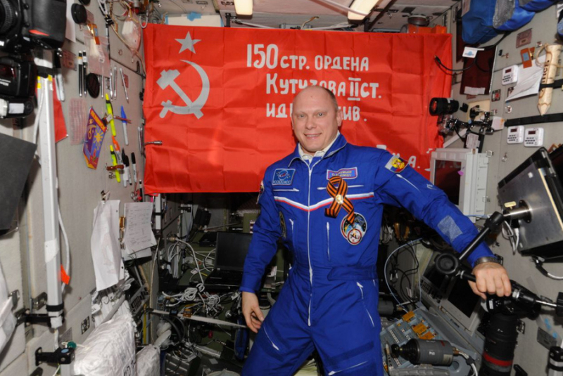 Космонавты попросили Путина передать командующему "Операцией Z" побывавшее на МКС Знамя Победы