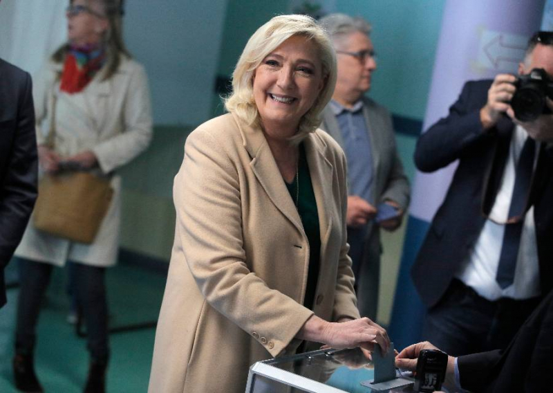 Марин Ле Пен вышла в лидеры в первом туре выборов президента Франции