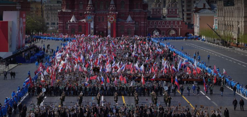 "Армия памяти": "Гигарама" показала участников шествия "Бессмертного полка" в Москве