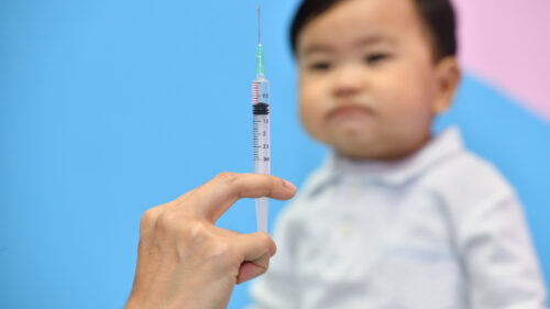 Какие прививки делают ребенку с рождения?