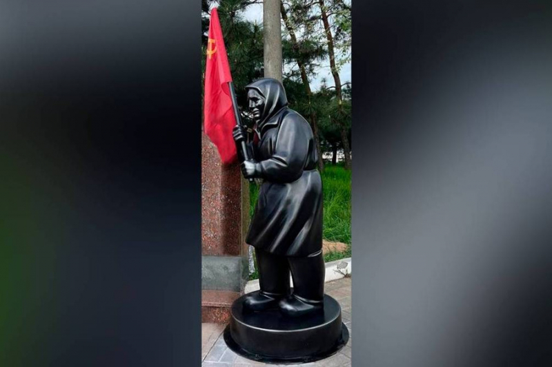 В Мариуполе появился памятник бабушке, вышедшей к бойцам ВСУ со Знаменем Победы