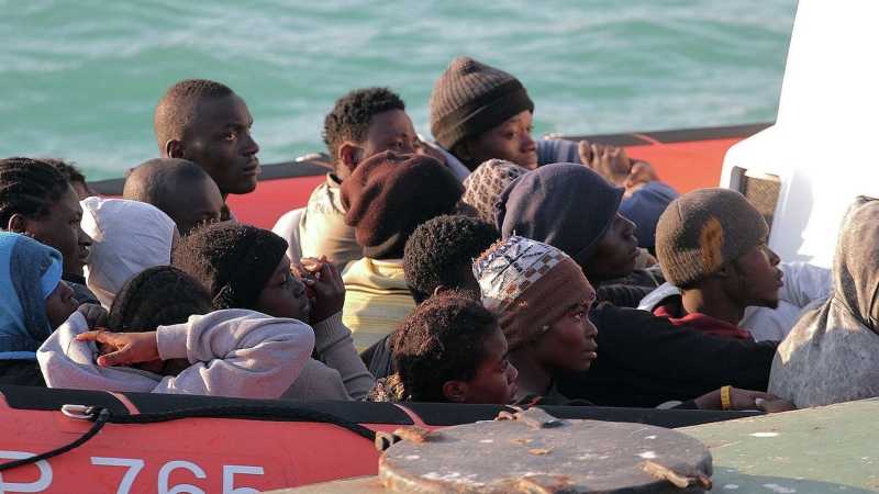 Тела пяти мигрантов нашли на траулере у берегов Италии