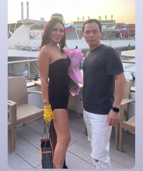Константин Ивлев устроил для супруги шумную вечеринку на корабле в честь ее 30-летия | StarHit.ru