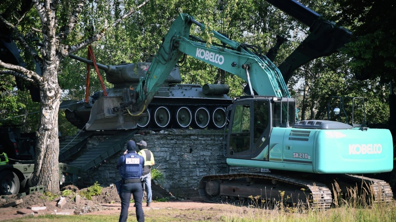 Жители Нарвы принесли цветы к месту, где находился танк-памятник Т-34