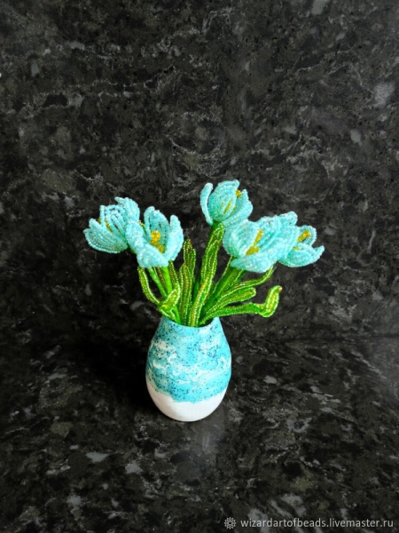 Цветок из бисера для маленькой вазочки