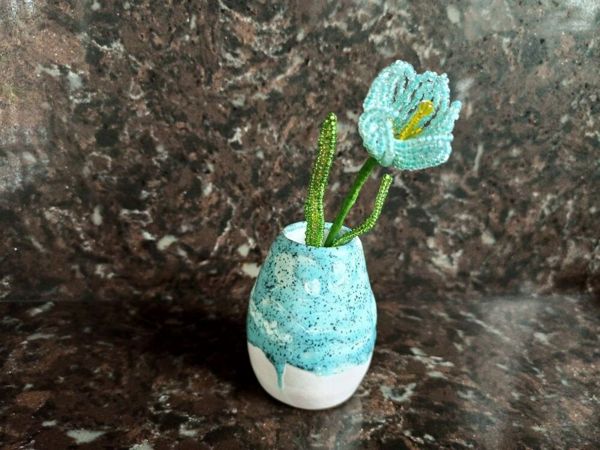 Цветок из бисера для маленькой вазочки