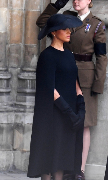 «Дайте уже Оскара этой актрисе!»: почему британцы не поверили в траур Меган Марк по Елизавете II