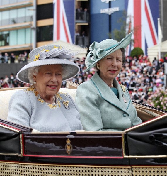 Дочь Елизаветы II: «Мне посчастливилось быть рядом с королевой в последние 24 часа ее жизни» | StarHit.ru