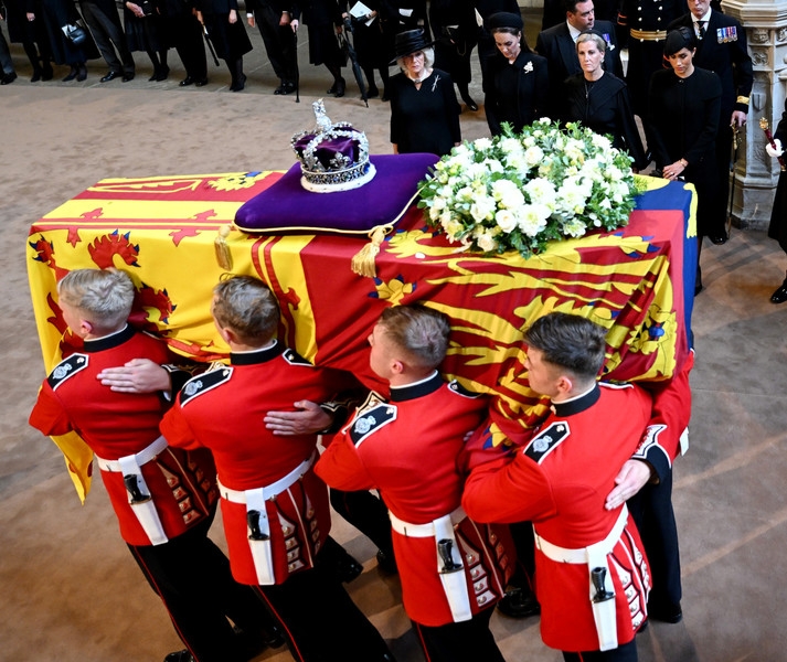Похороны Елизаветы II 19 сентября: расписание прощания с королевой. К гробу 30 часов очереди | StarHit.ru