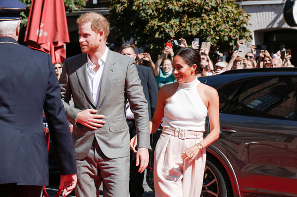 «Приятно вернуться в Великобританию»: Маркл троллит королевскую семью | StarHit.ru
