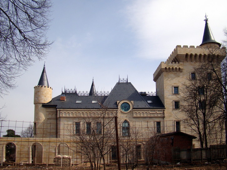 Алла Пугачева срочно продаёт свой замок в деревне Грязь за миллиард