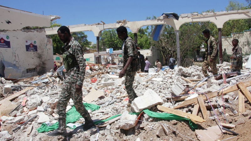 СМИ: при взрывах в столице Сомали погибли не менее 100 человек