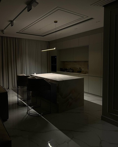 «Мрачно и света мало»: подписчики не оценили стильный интерьер квартиры Курбана Омарова. Фото