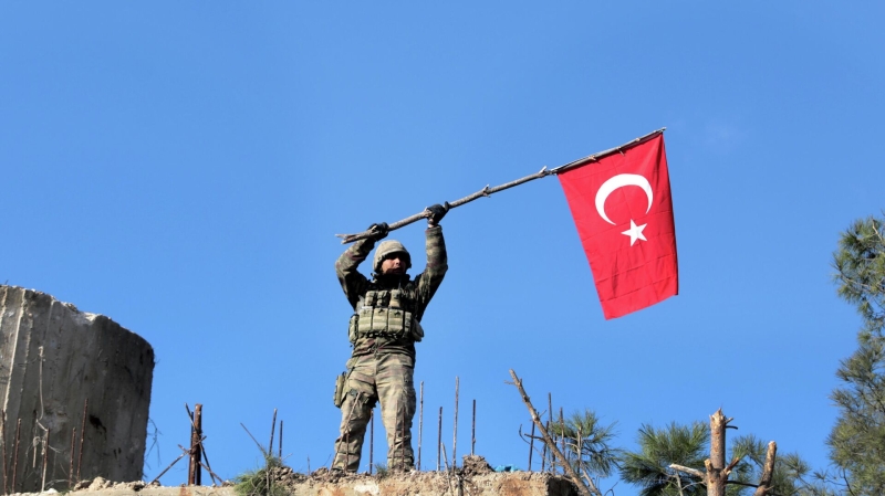 База турецких войск на севере Ирака подверглась обстрелу, сообщил источник