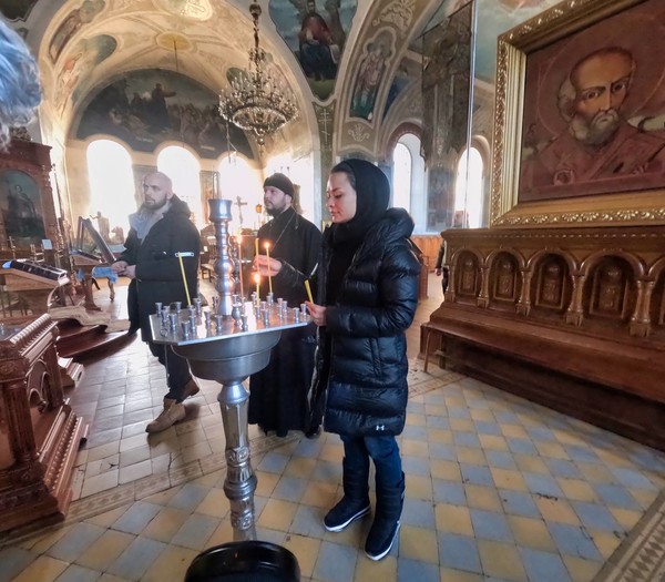 Дочь Сергея Шойгу и рэпер ST привезли гуманитарную помощь детям Донбасса