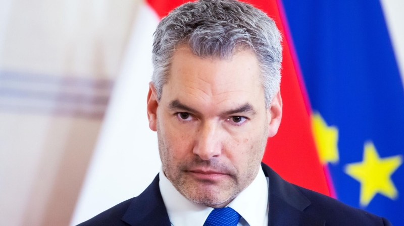 Канцлер Австрии заявил, что готов и впредь поддерживать контакт с Путиным