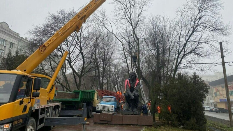 В Днепропетровске демонтировали памятник Горькому