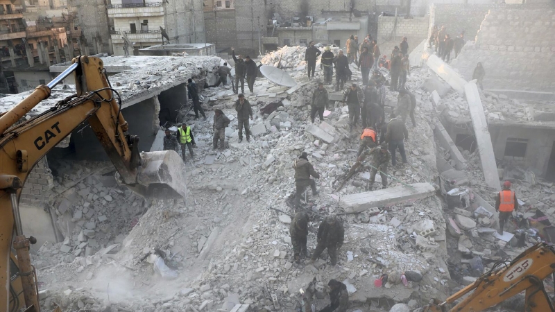 Число жертв обрушения дома в Алеппо увеличилось до 15 человек