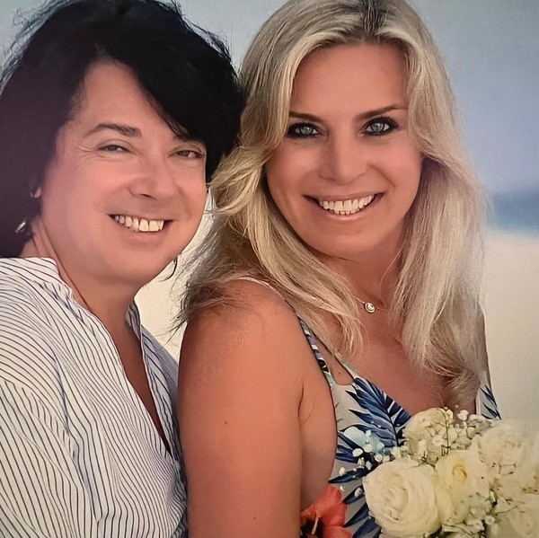 «Многое прошли с тобой»: Марина Юдашкина поздравила мужа с 35-й годовщиной брака и показала редкие фото