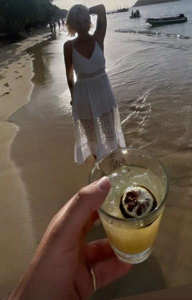 Живая музыка, пляж, жаркие объятия с женихом. Дочь Ирины Салтыковой встречает праздник на Карибах