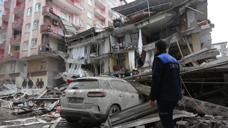 При землетрясении в Турции погибли 8574 человека