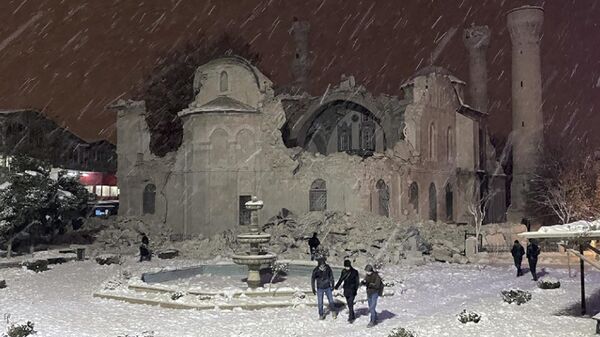 Синоптики прогнозируют снегопад и дожди в зоне землетрясения в Турции