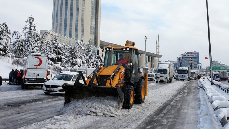 Турецкая авиакомпания отменила 200 рейсов из-за снегопада в Стамбуле