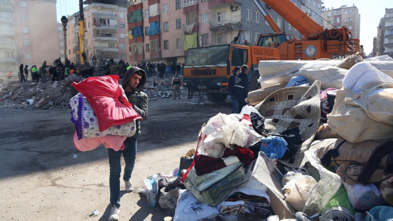 В Турции спасли из-под завалов маленькую девочку