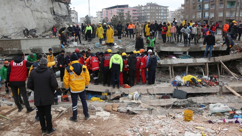 В Турции спасли мальчика спустя 70 часов после землетрясения, сообщили СМИ